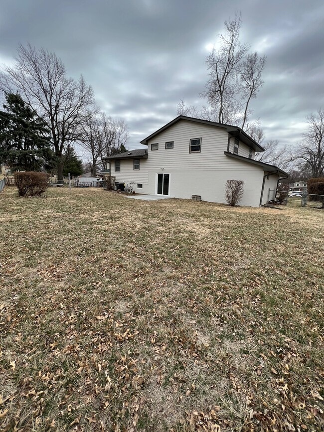 Building Photo - 6606 S 108th Terrace