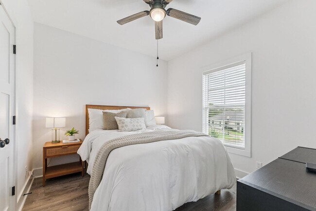 Building Photo - 211 Cicero St