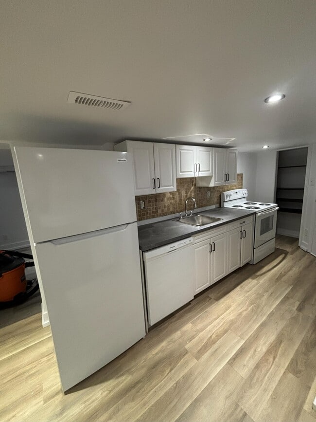 Building Photo - 329 Christina St N