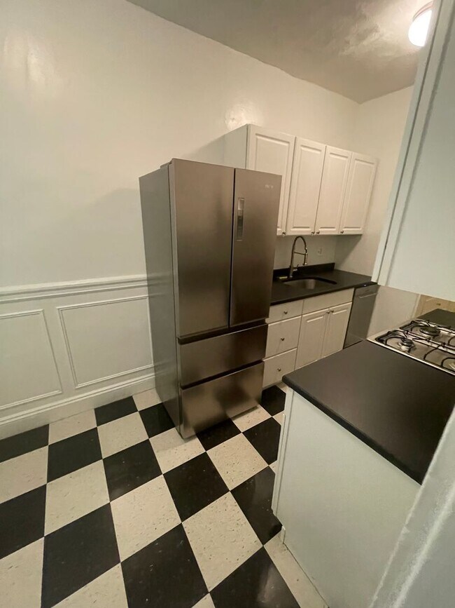 Building Photo - Brand new renovated studio with full kitch...