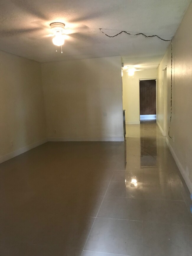 Foto del edificio - Large 3-1 apartment of Broward blvd