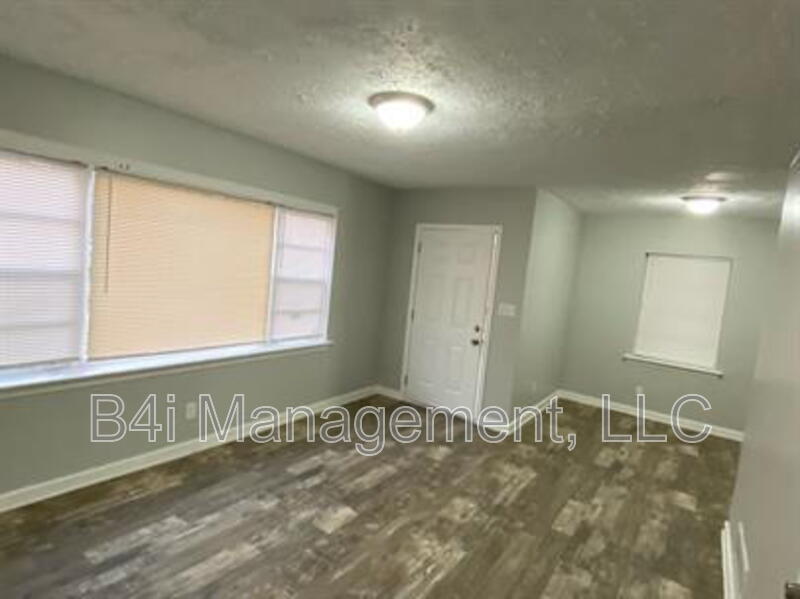 Primary Photo - 10 Estes Dr