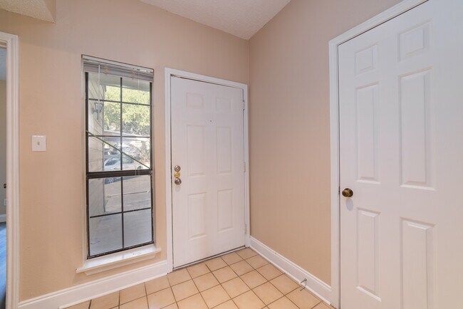 Foto del edificio - 9601 Forest Ln