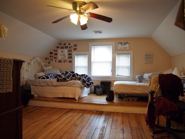 Foto del edificio - 7 BED CLOSE TO NEU!!!