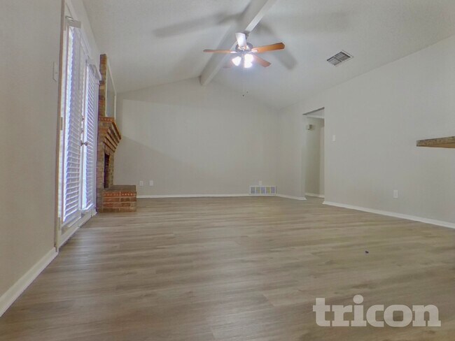 Foto del edificio - 6212 Douglas Dr