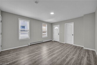 Building Photo - 3010 Daisy Ave