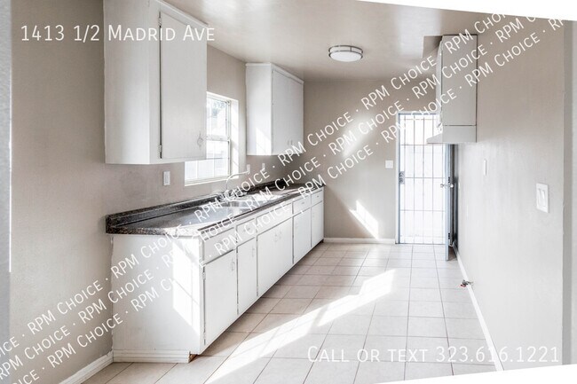 Building Photo - 1bd/1ba free standing back unit with yard ...