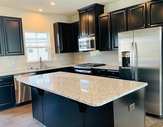 Building Photo - 3BR Townhome in Mars
