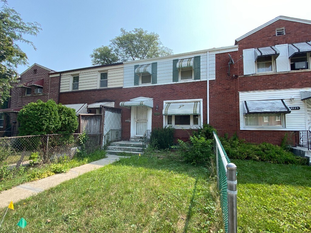 Primary Photo - 2 bedroom Townhouse for rent in Stoney Island