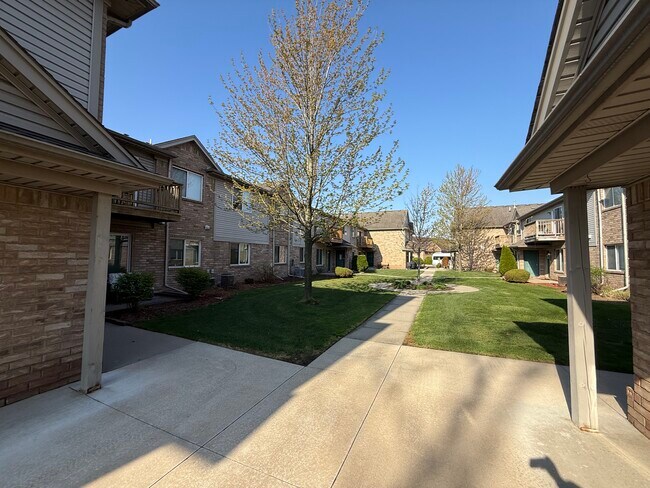 Foto del edificio - 2216 Frazho Rd