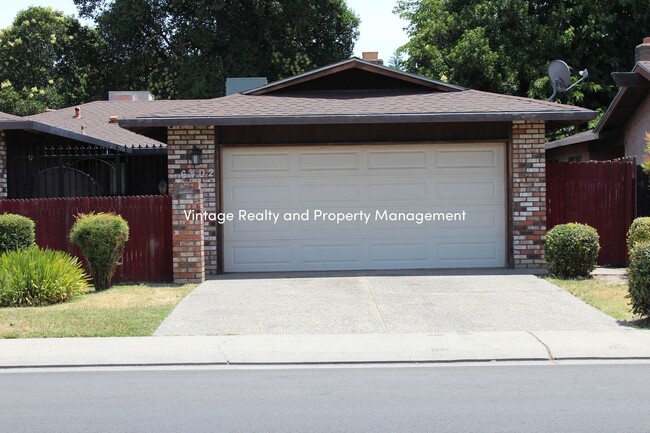 Building Photo - Updated 2 Bedroom Duplex Ready To Go!!!