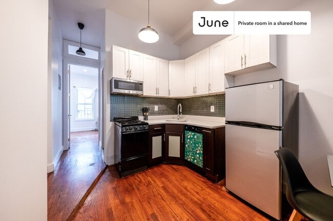 Building Photo - Private bedroom in 3 bed/1 bath Home