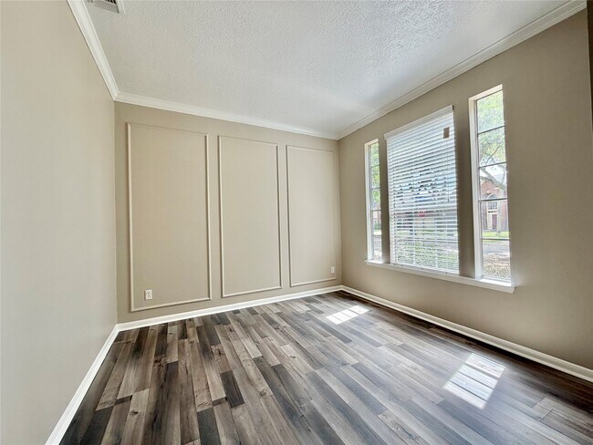 Foto del edificio - 6315 Laurel Bush Ln