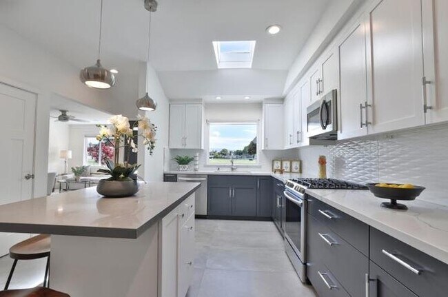 Foto del edificio - 5953 Shawcroft Dr