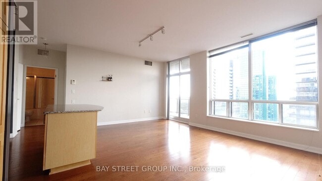 Building Photo - 33-3333 Sheppard Ave E