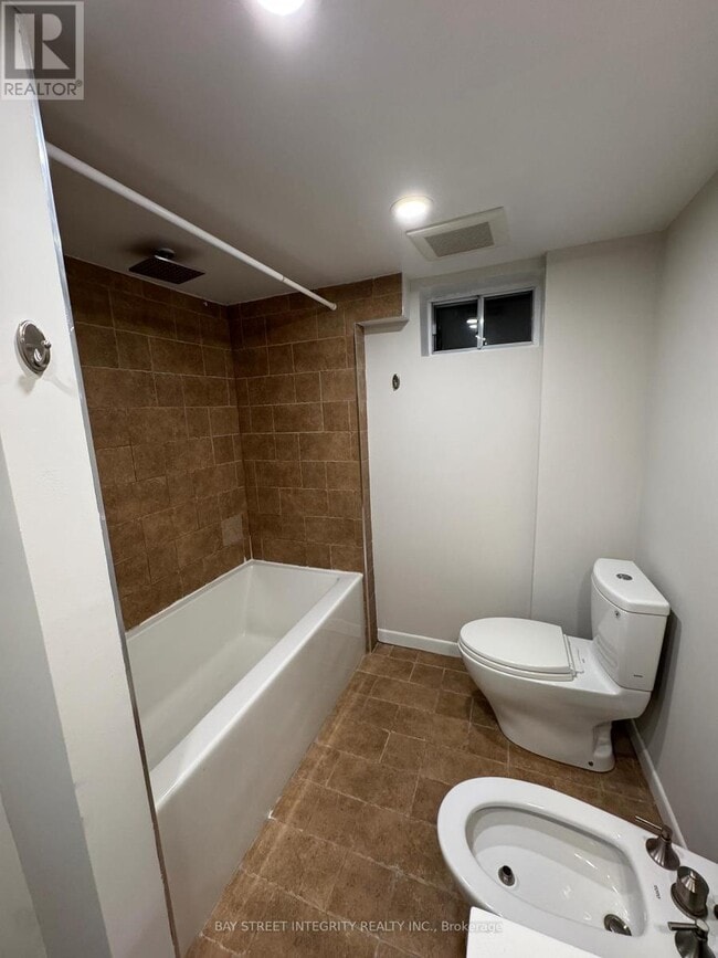 Building Photo - 244 King Edward Ave