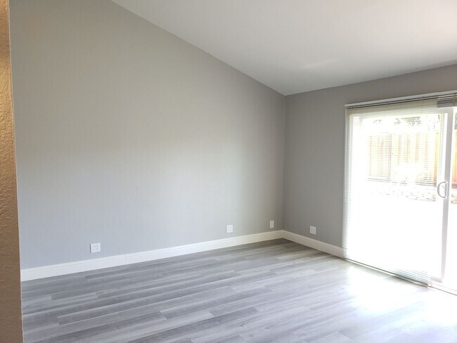 Foto del edificio - 4 Bed 2 Bath with Beautiful Large Yard!!