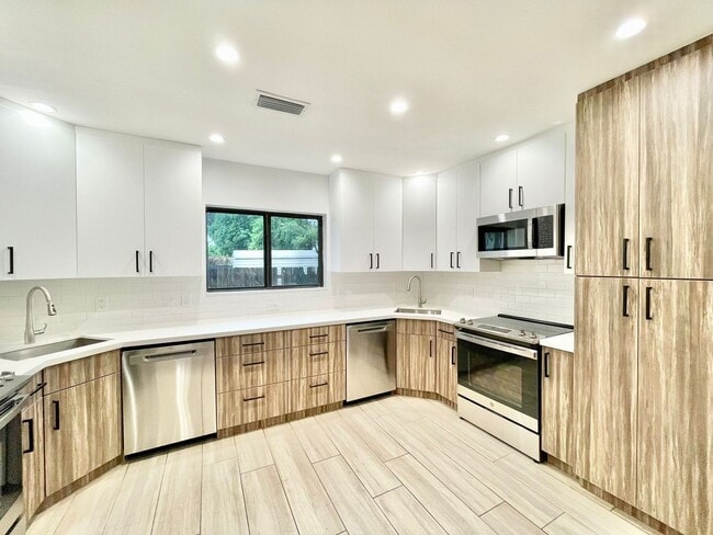 Building Photo - Beautifully remodeled 4 bedroom, 3 full ba...