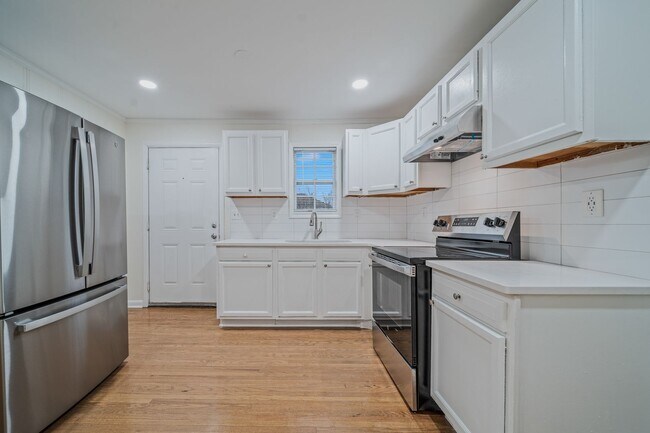 Foto del edificio - Spacious & Newly Renovated 5-Bedroom Home Available May 9!