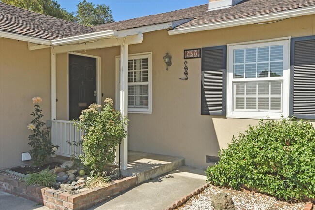 Building Photo - 850 Pinon Ave