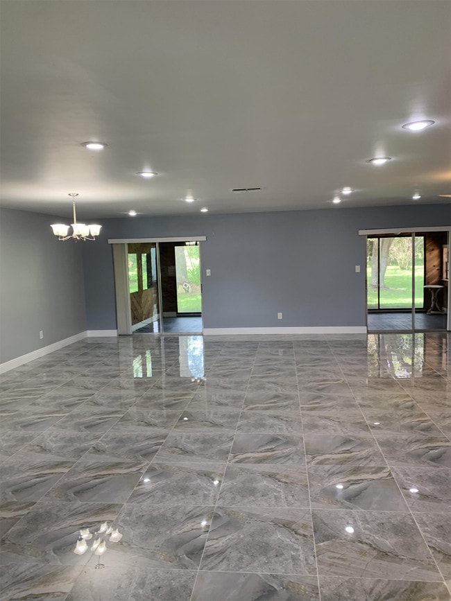 Building Photo - 5572 Memorial Dr