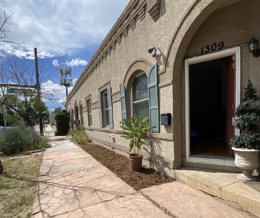 Foto principal - 2 br, 1 bath Townhome - 1309 East 31st Avenue