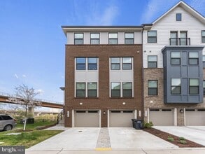 Building Photo - 2410 Stella Pl