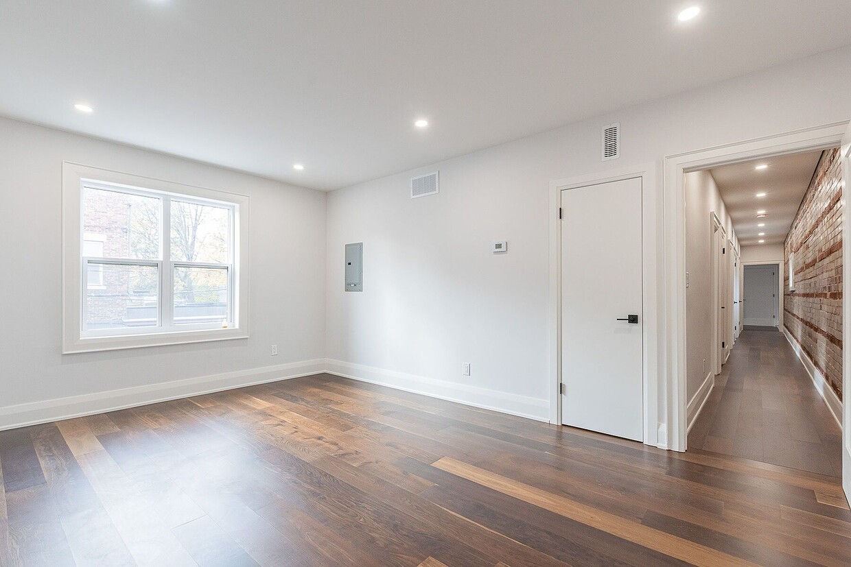 Photo principale - 820 St Clair Ave W