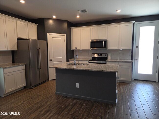 Foto del edificio - 17353 W Patrick Ln