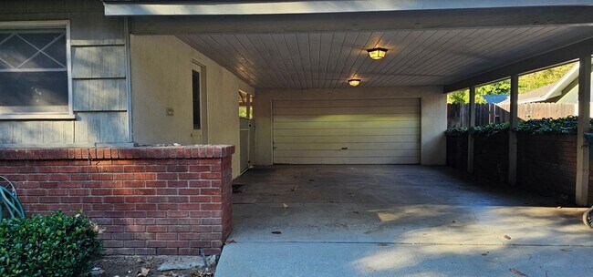 Building Photo - 3 bedroom Riverside home