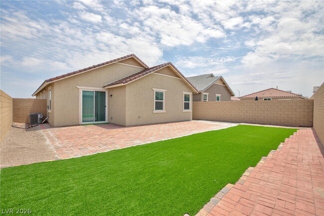 Foto del edificio - 819 Cottonwood Hl Pl