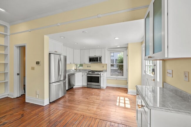 Building Photo - Beautiful German Village Home with Parking and Outdoor Space