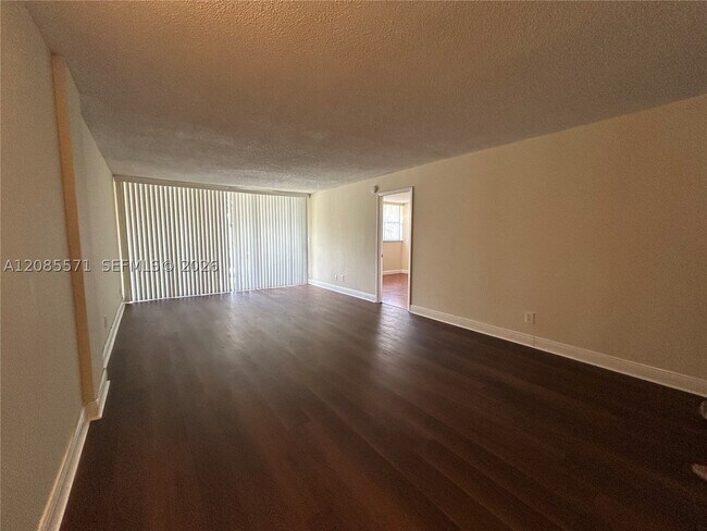 Foto del edificio - 700 NW 214th St