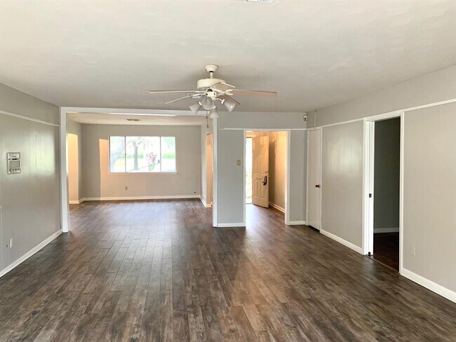 Building Photo - 7915 S Braeswood Blvd