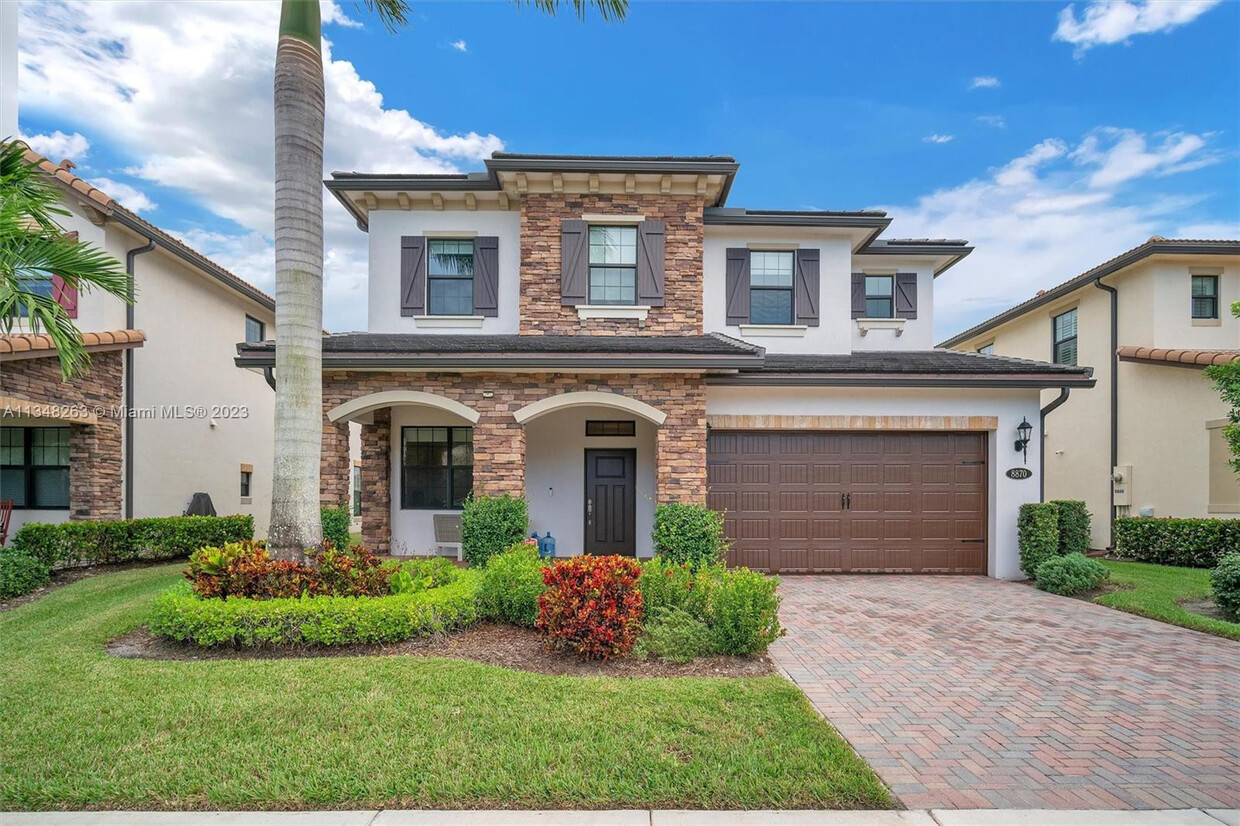 Foto principal - 8870 Watercrest Cir W