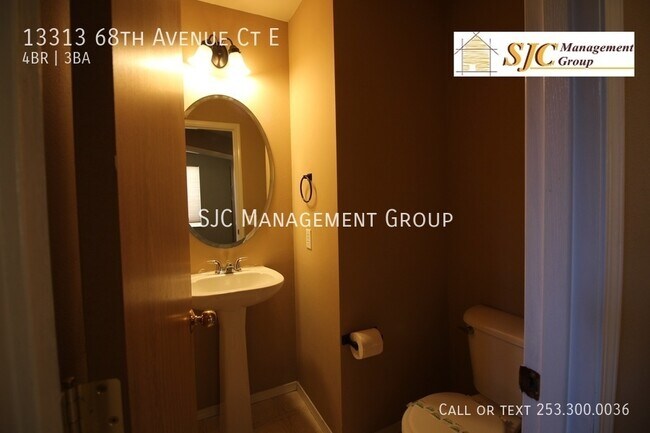 Foto del edificio - Spacious Four-Bedroom Home with Fenced Yar...