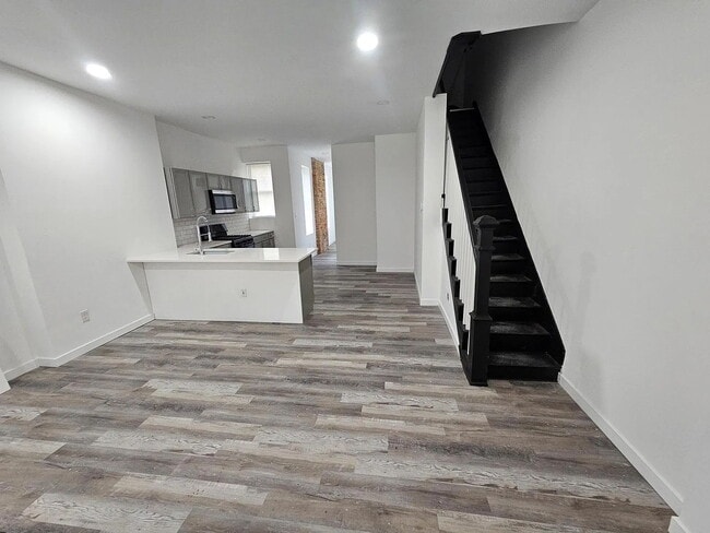 Building Photo - Luxurious 6-Bedroom Haven with Updated Ele...
