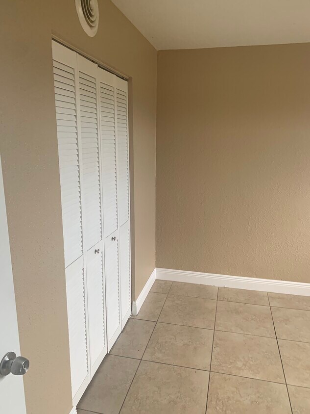 Closet - 350 E 21st St