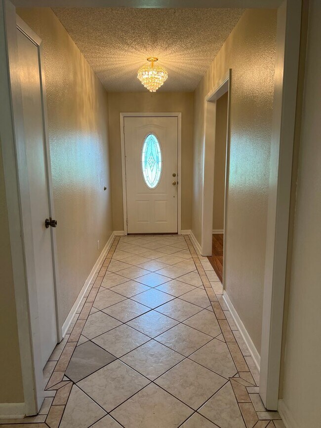 Building Photo - Spacious 4 bedroom minutes from Fort Johnson