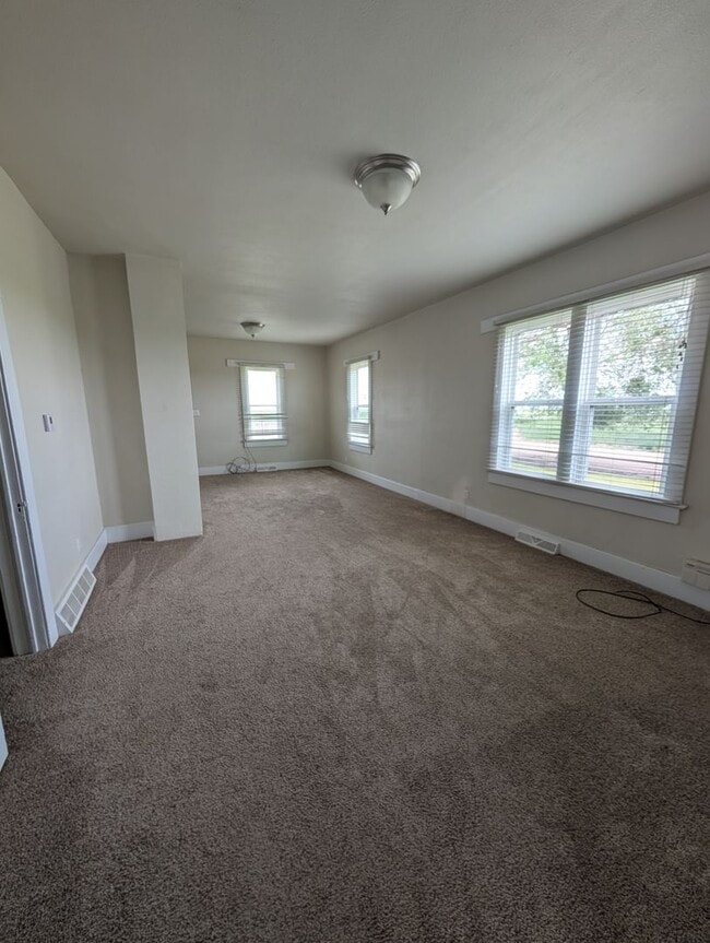 Building Photo - Affordable Country Property