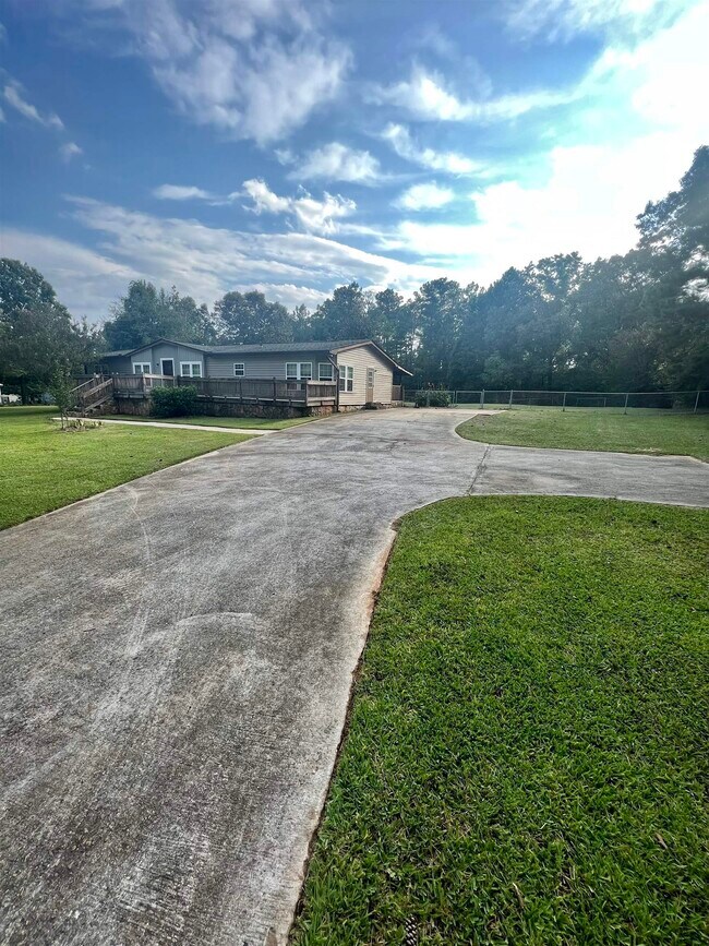 Building Photo - 200 Waldorf Dr