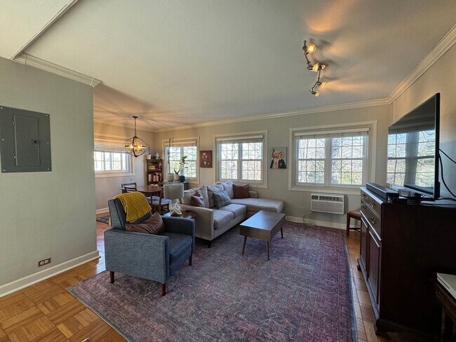 Building Photo - Charming 1 Bed 1 Bath End Unit Condo In Am...