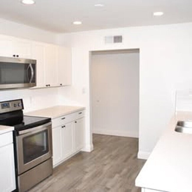 Building Photo - 3 BEDROOM 2 BATHS WITH A POOL FREE RENT OAC  MTM AVAILABLE