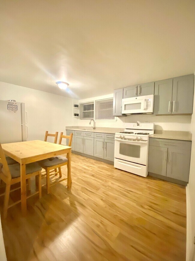 Foto del edificio - 6231 W Montrose Ave