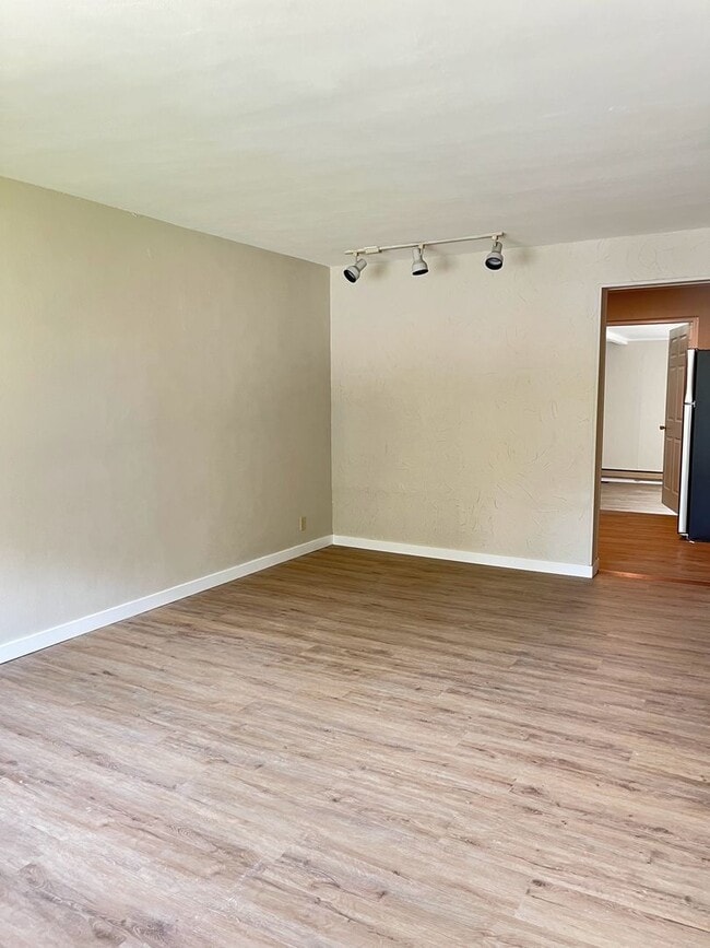 Building Photo - Charming 2 bedroom home, garage parking!