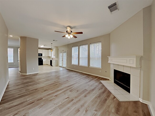 Foto del edificio - 9003 Cypress Square Dr