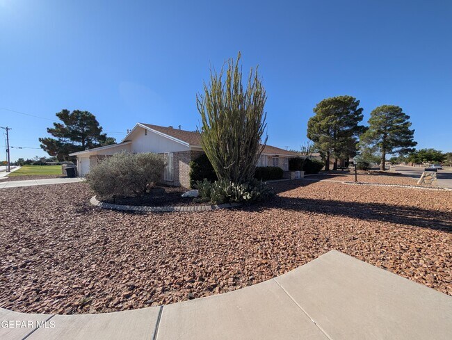 Foto del edificio - 17001 Carson Dr