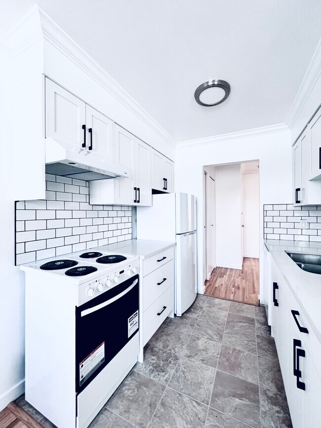 Photo du bâtiment - Newly Renovated, Bright 1 Bedroom in Willingdon Heights