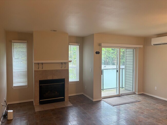 Foto del edificio - Bright, Spacious Townhome with Stylish Upgrades in Pinehurst/Roosevelt