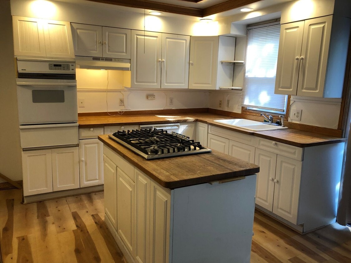 Primary Photo - 4 BED 1.5 BATH SINGLE FAMILY HOME IN THE W...